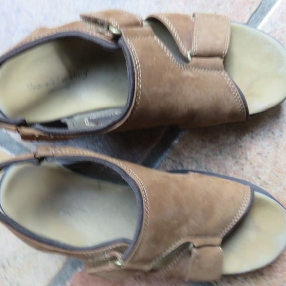 Brown's Landing tan leather sandels 71/2med euc - Picture 1 of 3